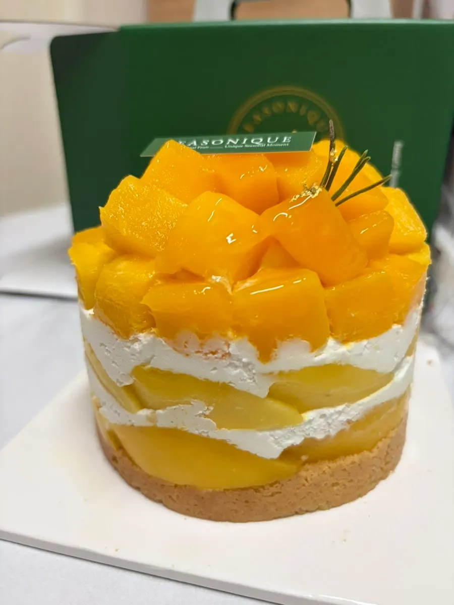 옆면까지 통망고가 박힌 케이크 측면