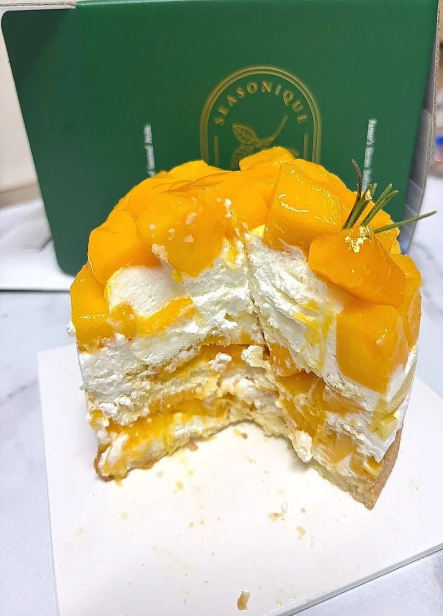 망고와 생크림이 가득한 케이크 단면