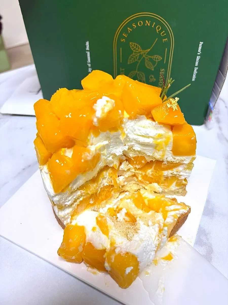 접시에 담은 망고 생크림 케이크 조각