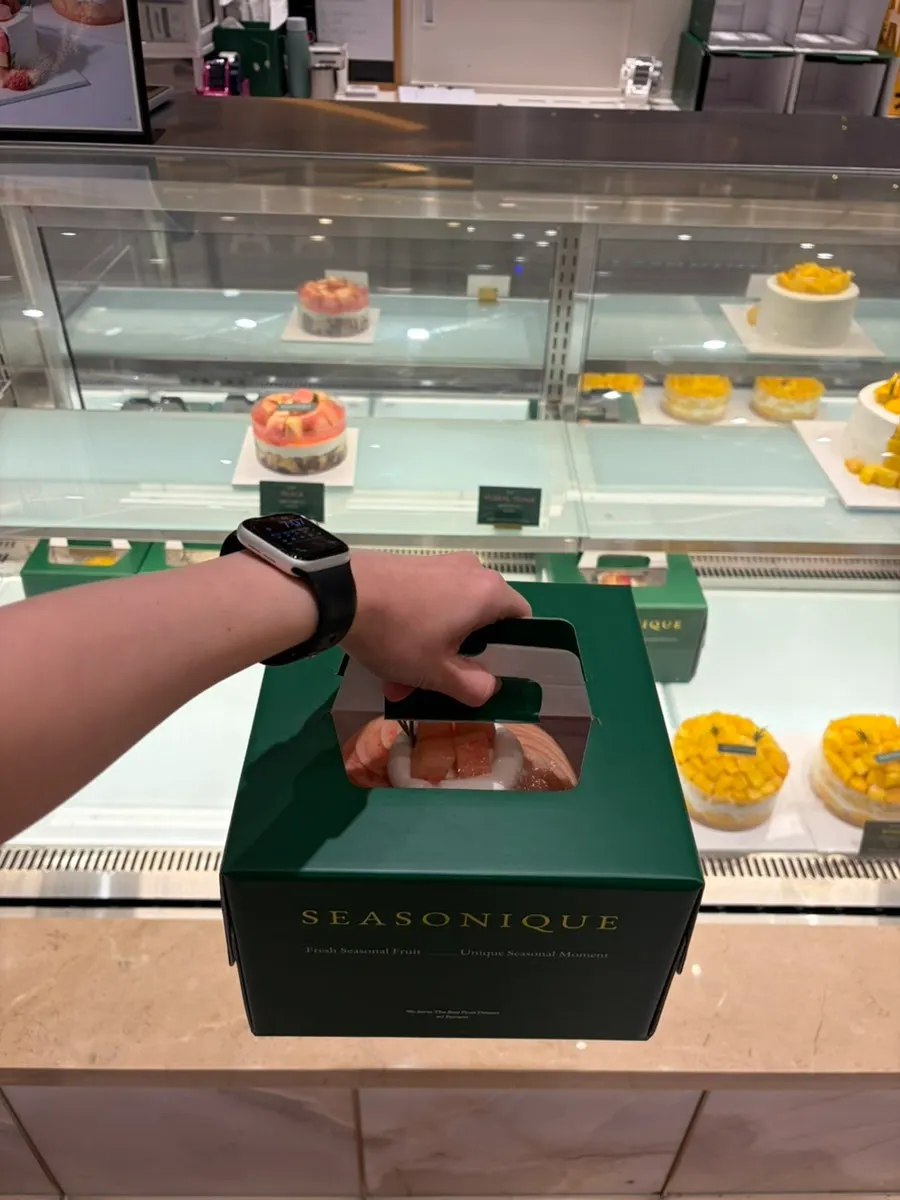 Siznique's premium cake packaging box