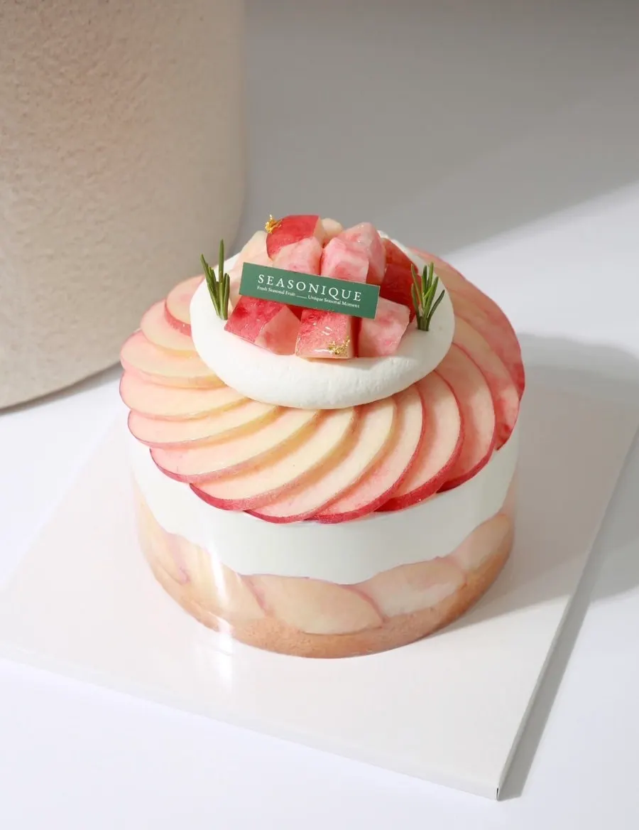 Floral Peach No.1 cake with peaches arranged like a flower blossom