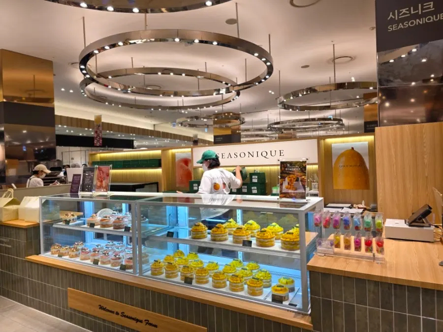 Open cake display counter at Sijeunikeu on basement floor 1 of Shinsegae Centum City