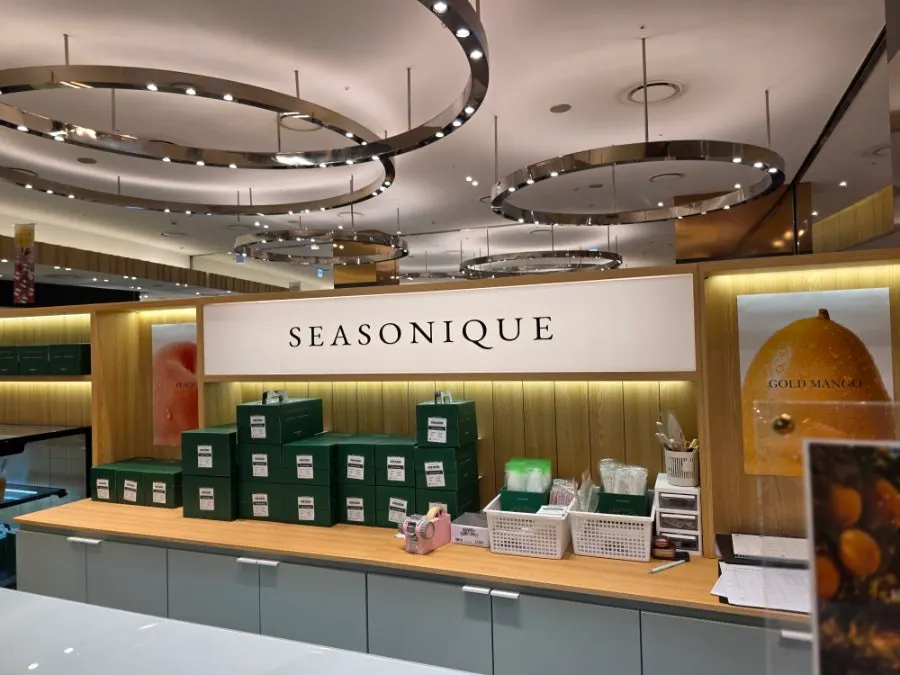 Storefront view of Sijeunikeu Centum City under round lighting
