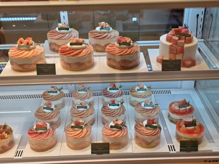 Sijeunikeu's peach cake display