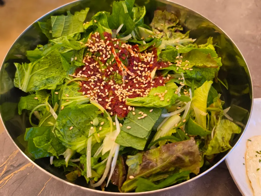 명이나물과 장아찌가 깔린 기본상차림