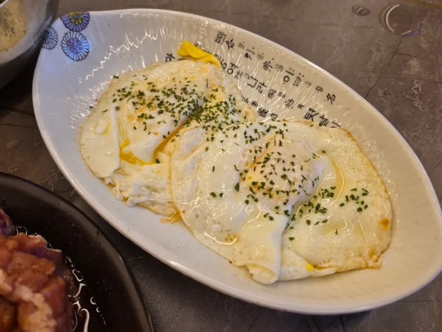 기본 찬으로 나온 계란프라이와 재래기