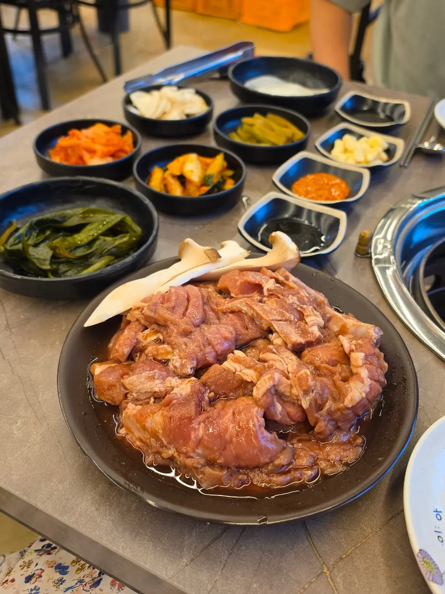 두툼하게 손질된 양념 돼지갈비