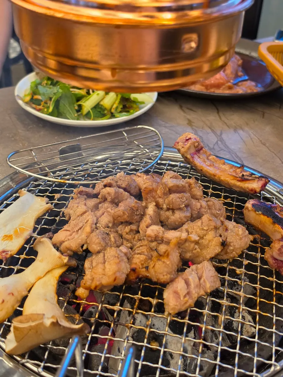 숯불 위에서 구워지는 양념 돼지갈비