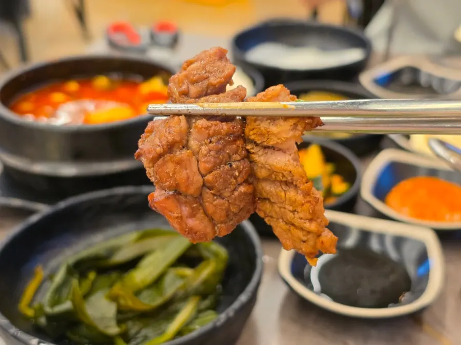 잘 구워진 숯불 돼지갈비 한 점