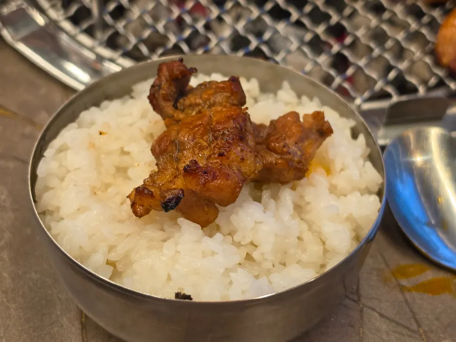 공기밥 위에 올린 돼지갈비 한 점