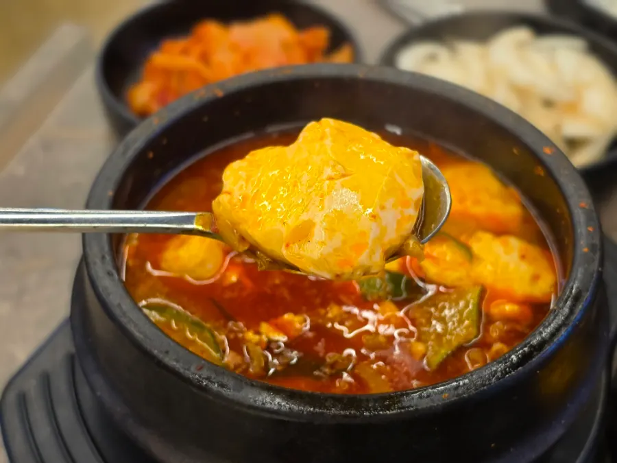 계란이 들어간 순두부찌개 클로즈업
