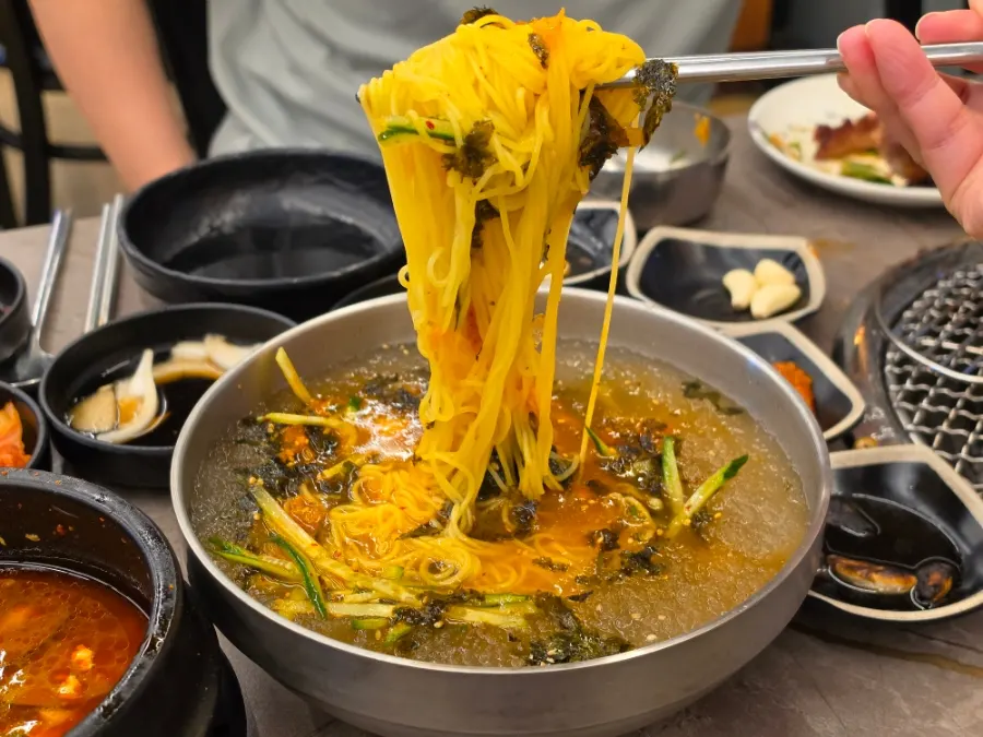 면을 들어올린 김치말이국수