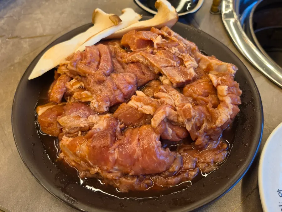 식사를 마친 두근두근숯불갈비 테이블