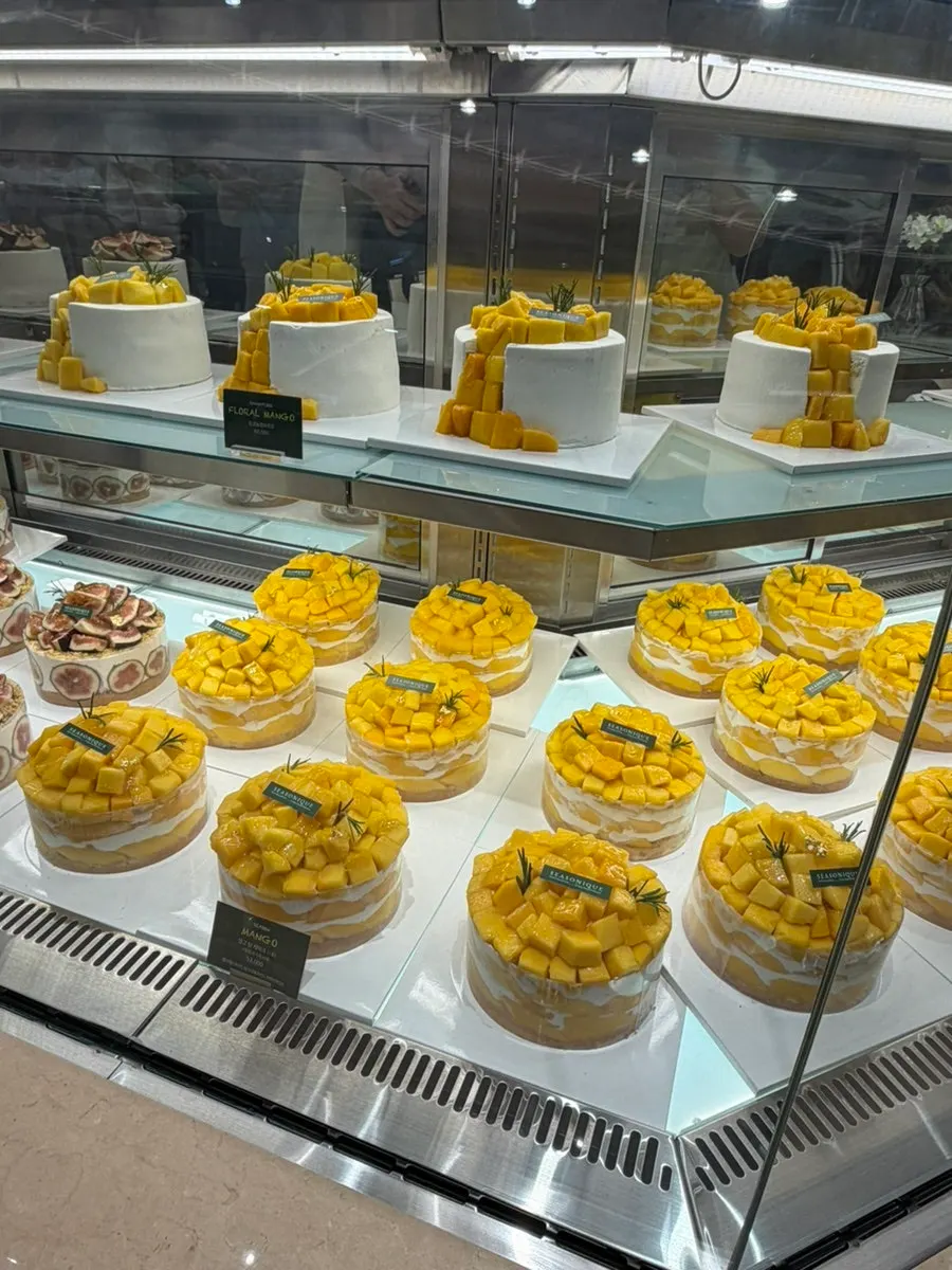 Close-up of Siznique's mango-topped cake