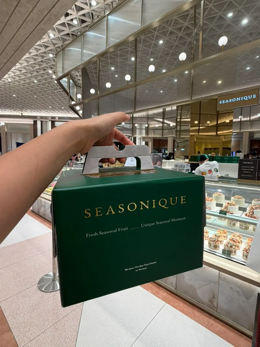 Elegant packaging box for the Siznique cake