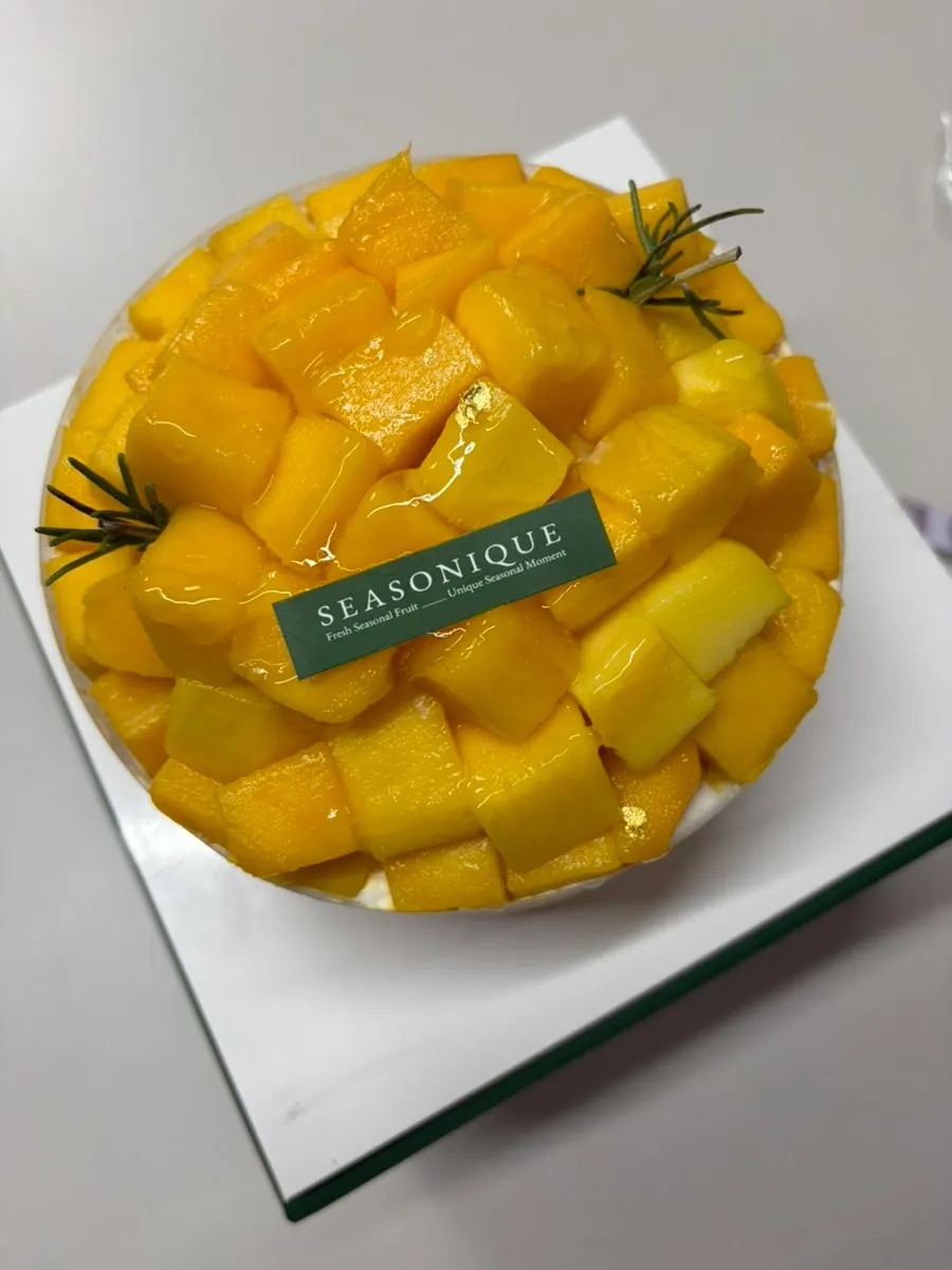 Top of the cake fully covered in mango