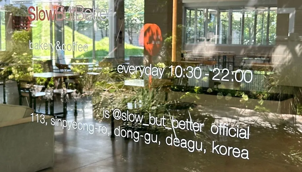 Café hours information sign