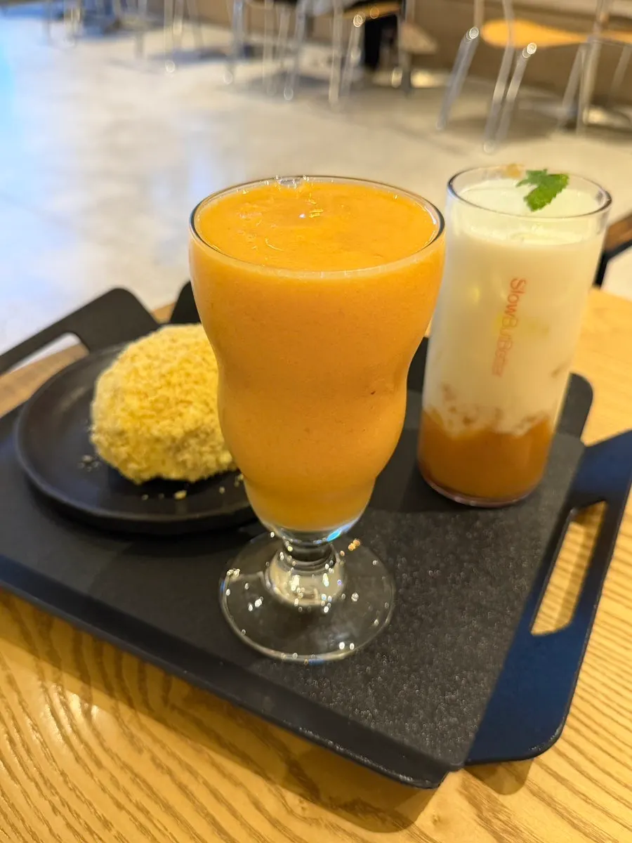 Castella salt bread served with two glasses of fruit drinks