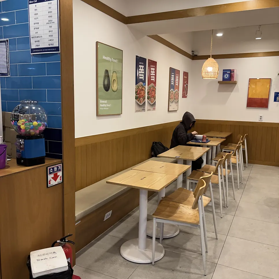 슬로우캘리 홍대입구역점 매장 입구