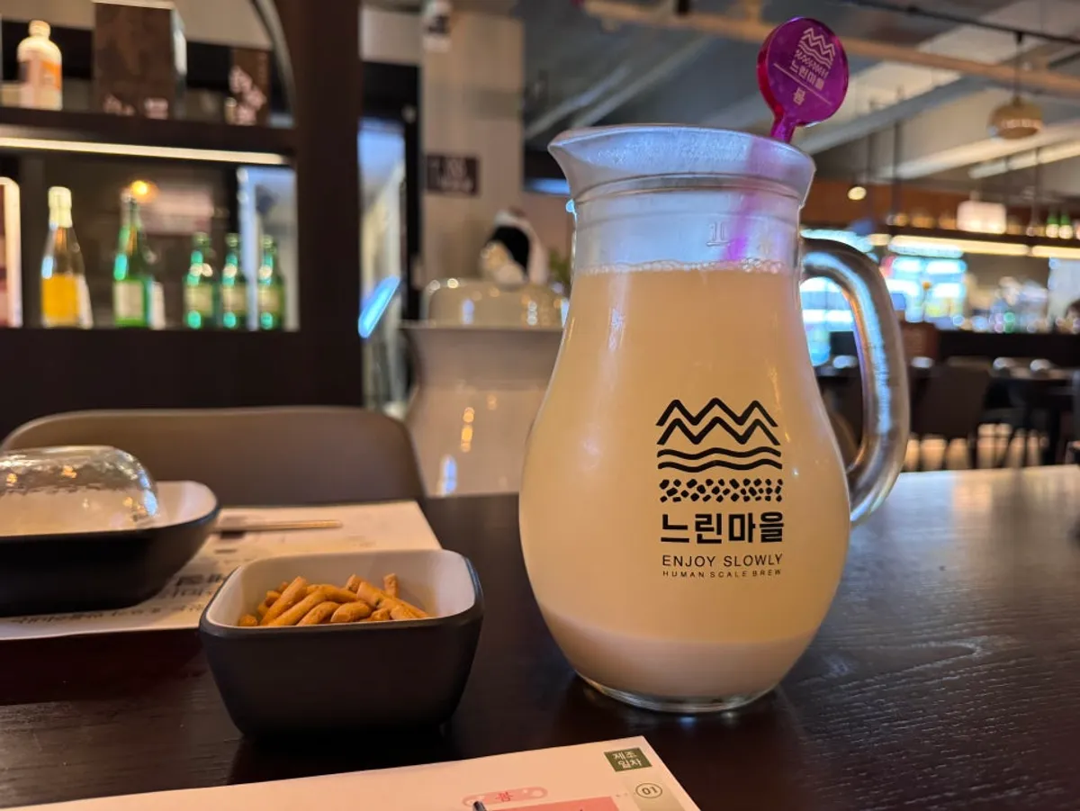 1리터로 제공된 느린마을 봄 막걸리