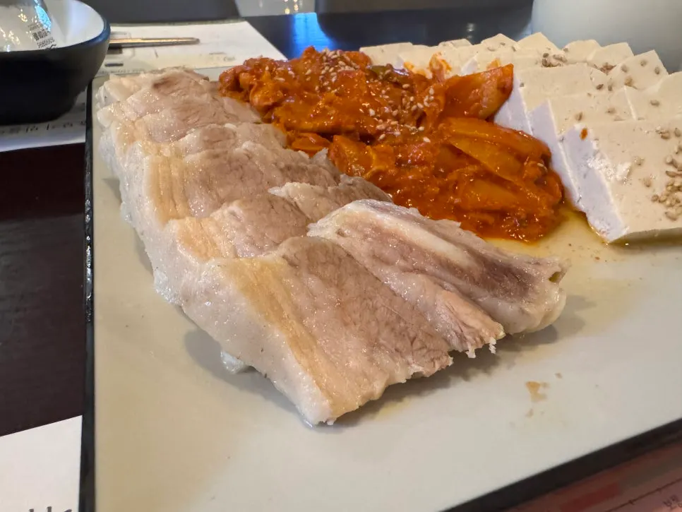 막걸리와 두부김치 수육 조합