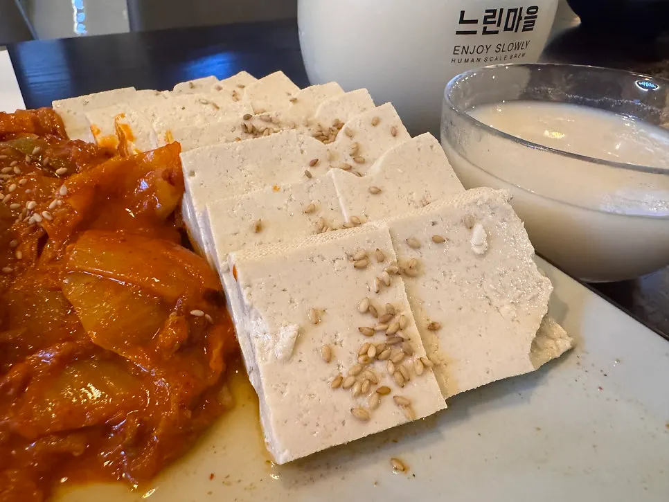 수육과 김치를 집어 든 젓가락