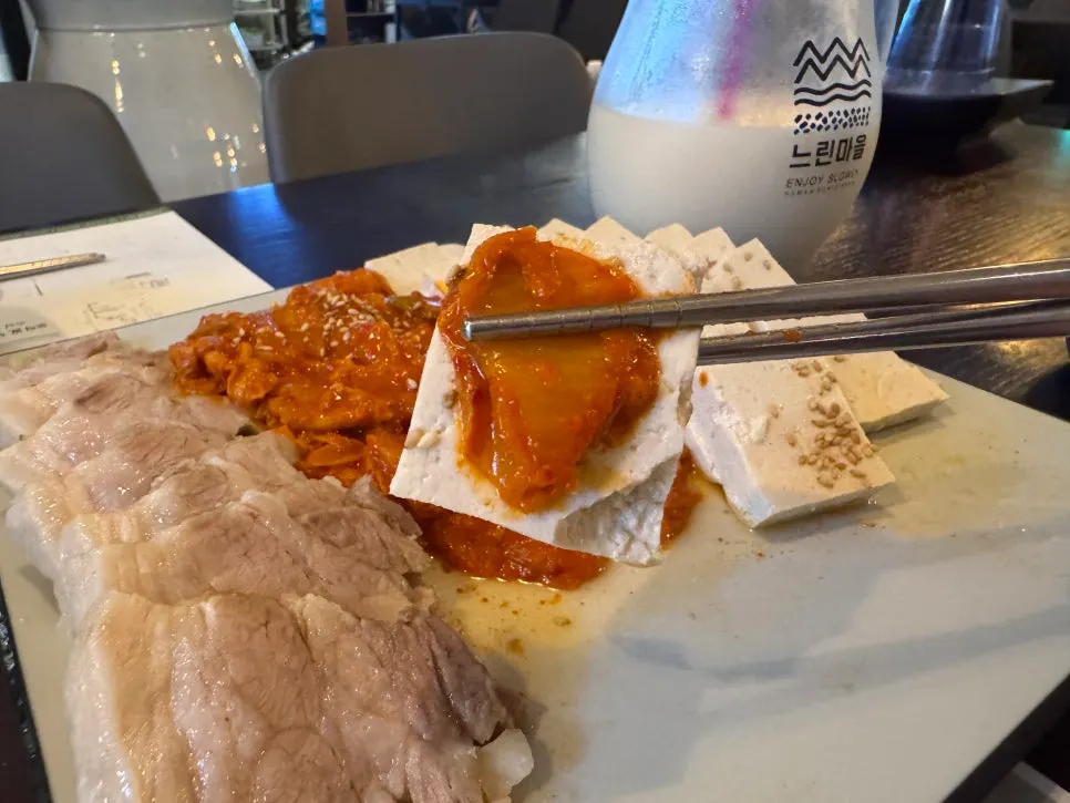 두부와 김치를 함께 올린 한입