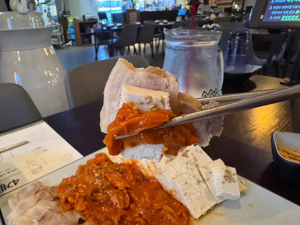 두부 김치 수육을 삼합처럼 집은 젓가락