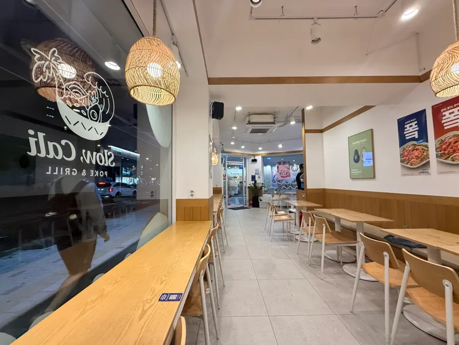Clean interior of Slow Cali Hongdae branch