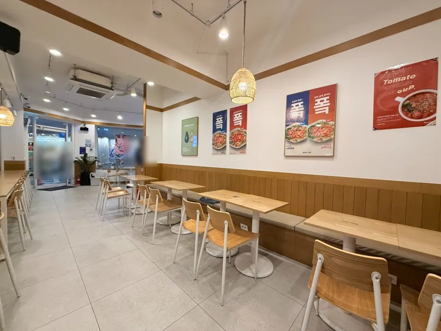 Regular table seating at Slow Cali Hongdae branch