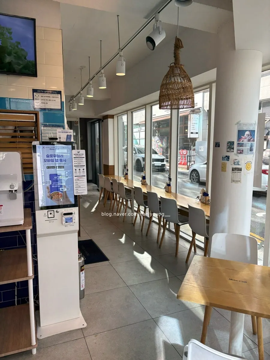 Indoor seating at Slow Cali Bupyeong
