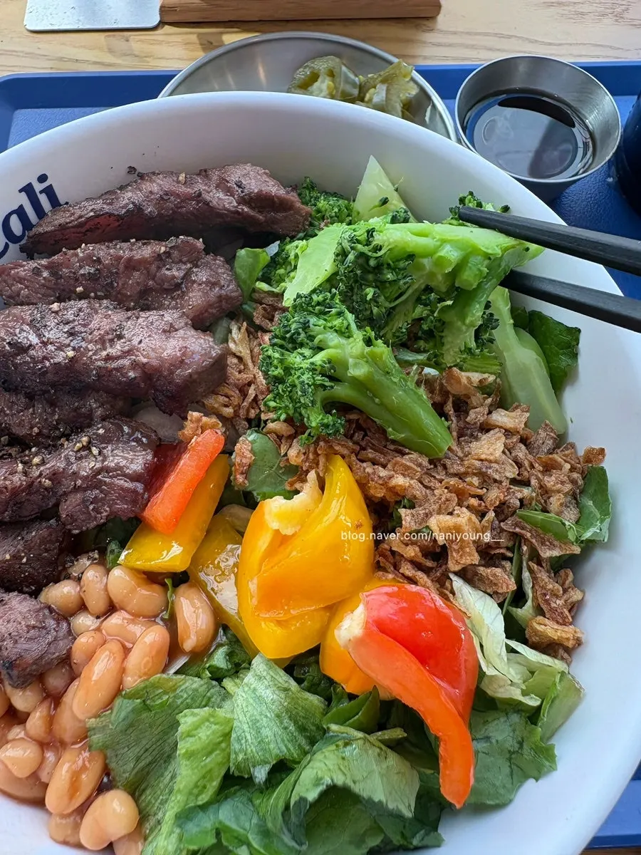 Beef flap steak bowl with buckwheat noodles and salad base