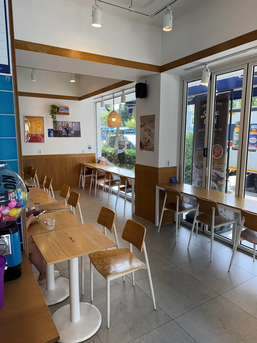 Entrance and ordering area of Slow Cali Hongdae Entrance Station Branch