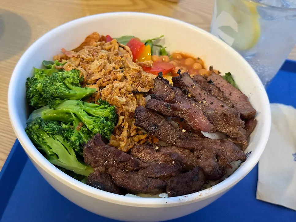 브로콜리와 잎채소, 토마토, 병아리콩이 담긴 보울