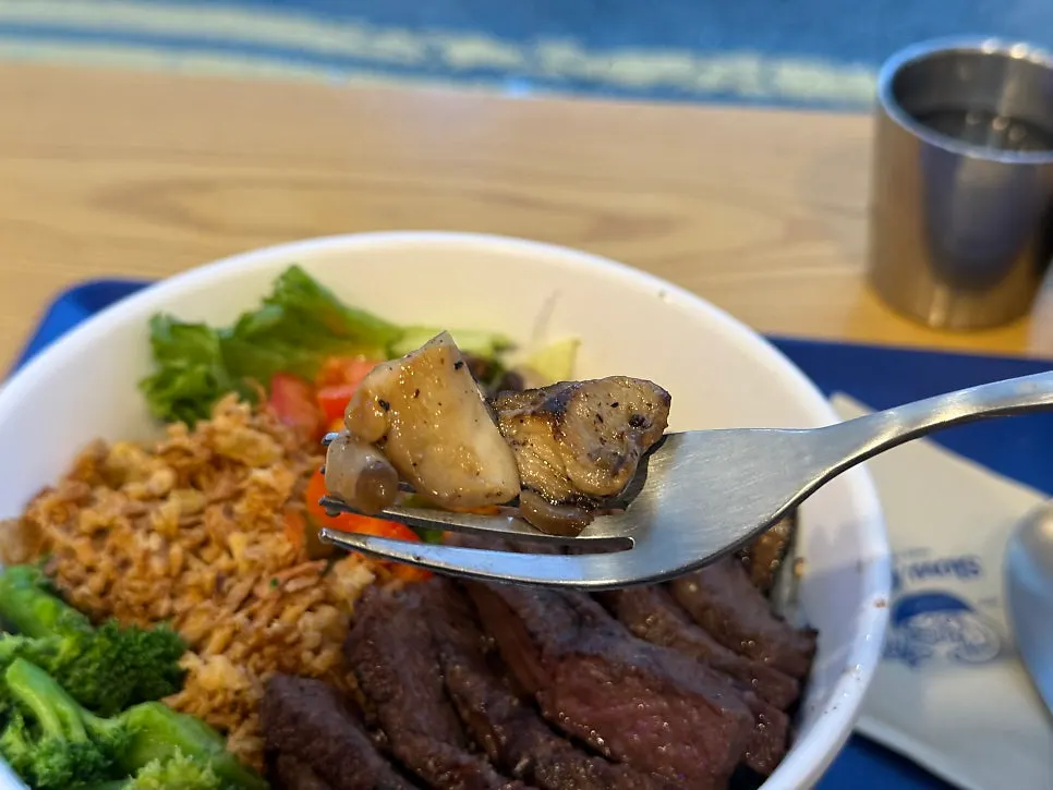 보울에 담긴 브로콜리와 토마토 클로즈업