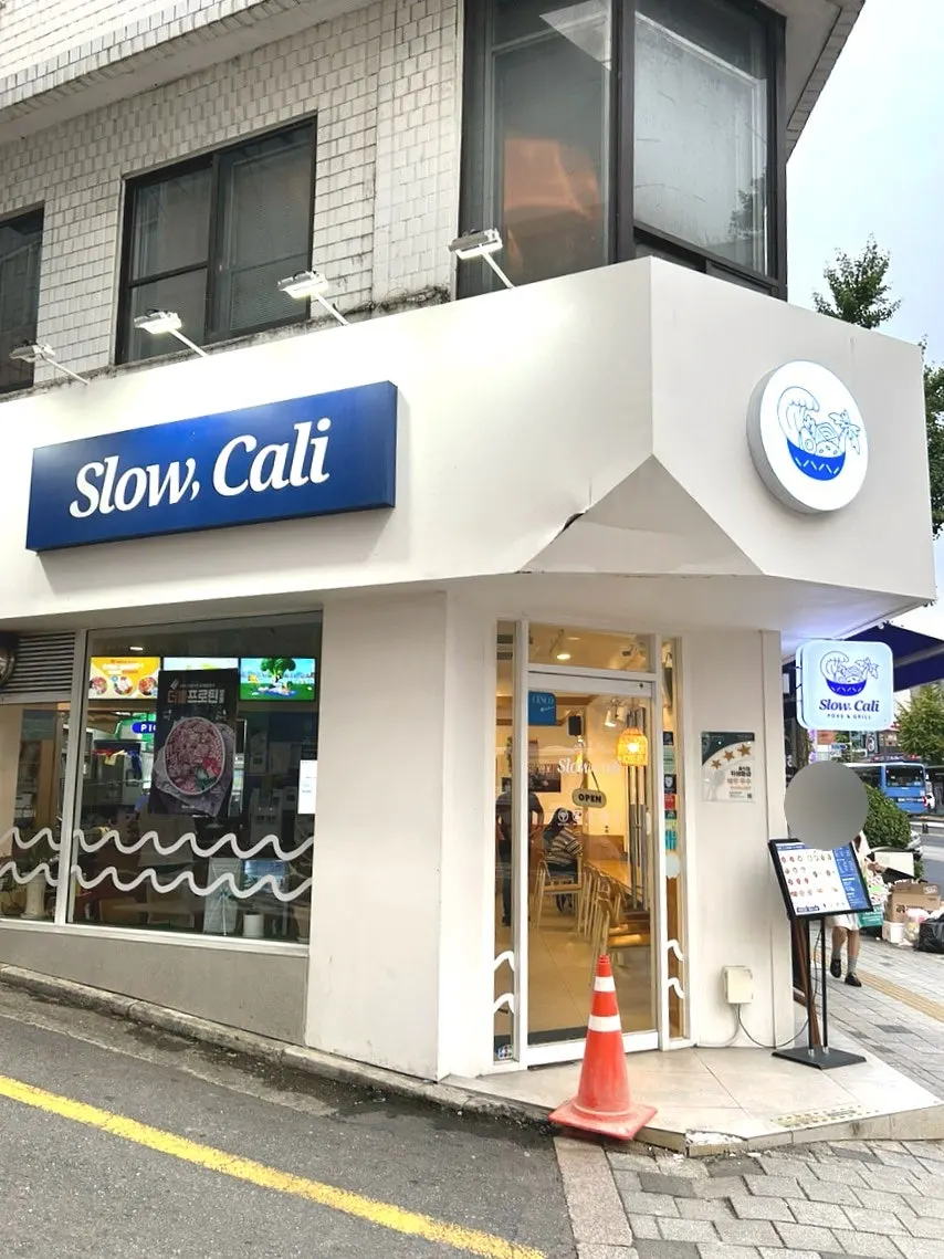 Entrance of Slow Cali near Hongik University Station