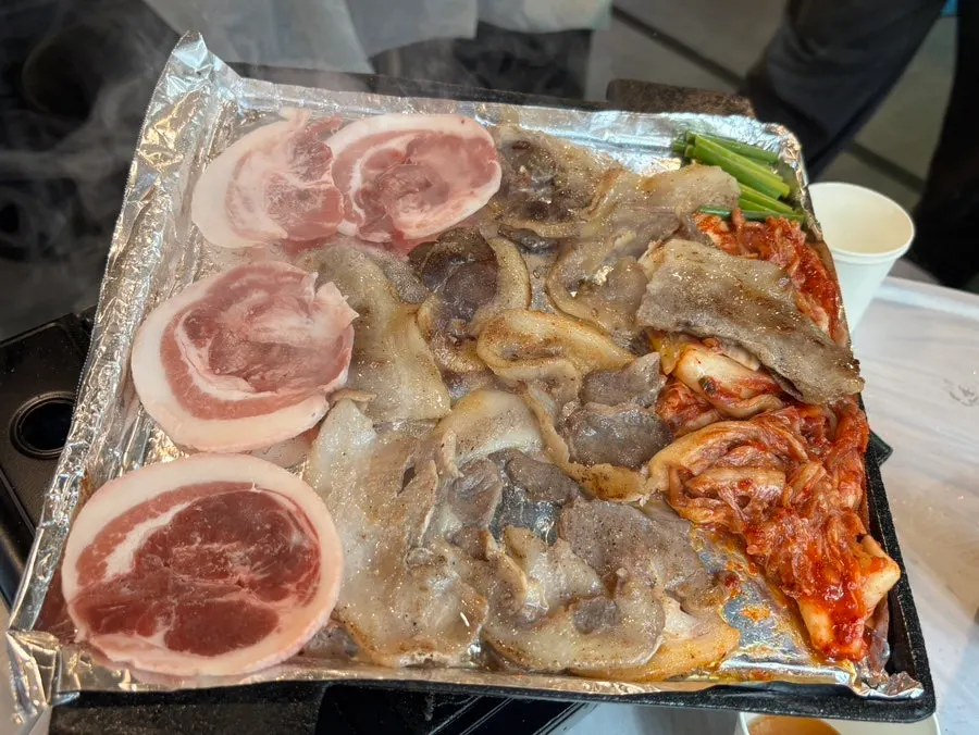 Frozen pork belly and kkodeulsal grilling on the pan