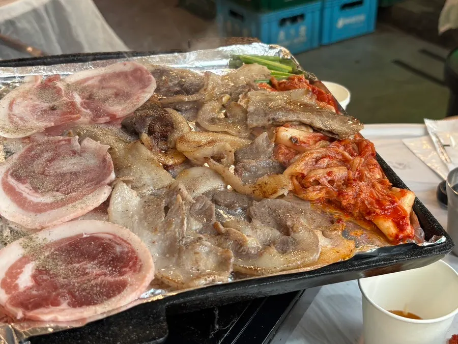 Grilled pork belly sprinkled with pepper