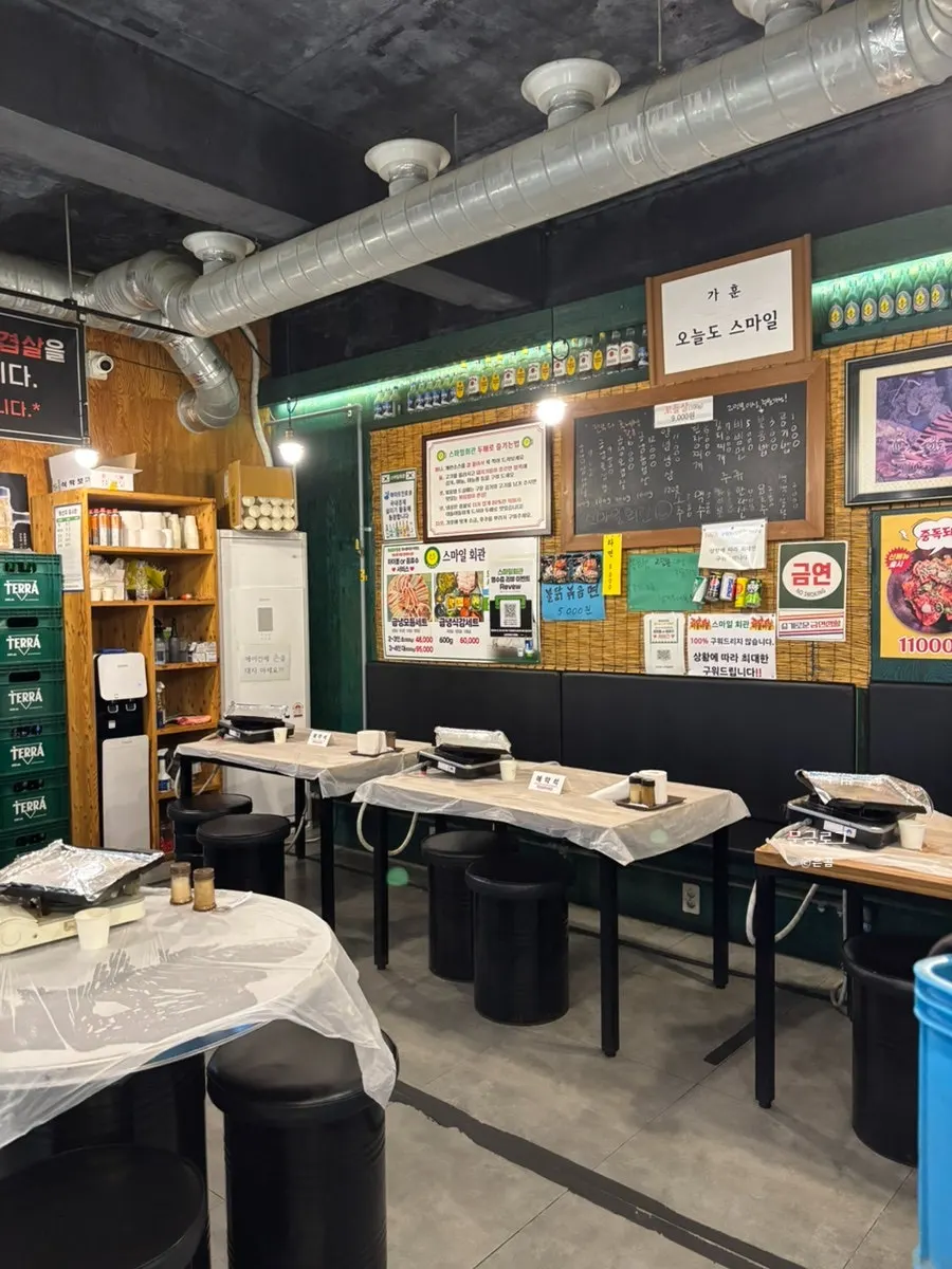 Interior of Smile Hall with mostly 4-person tables