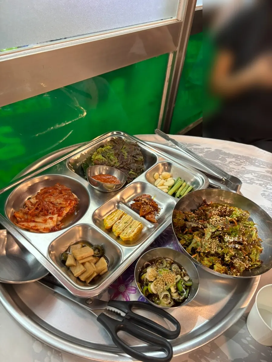 Basic side dishes and sauces including lettuce, ssamjang, and kimchi