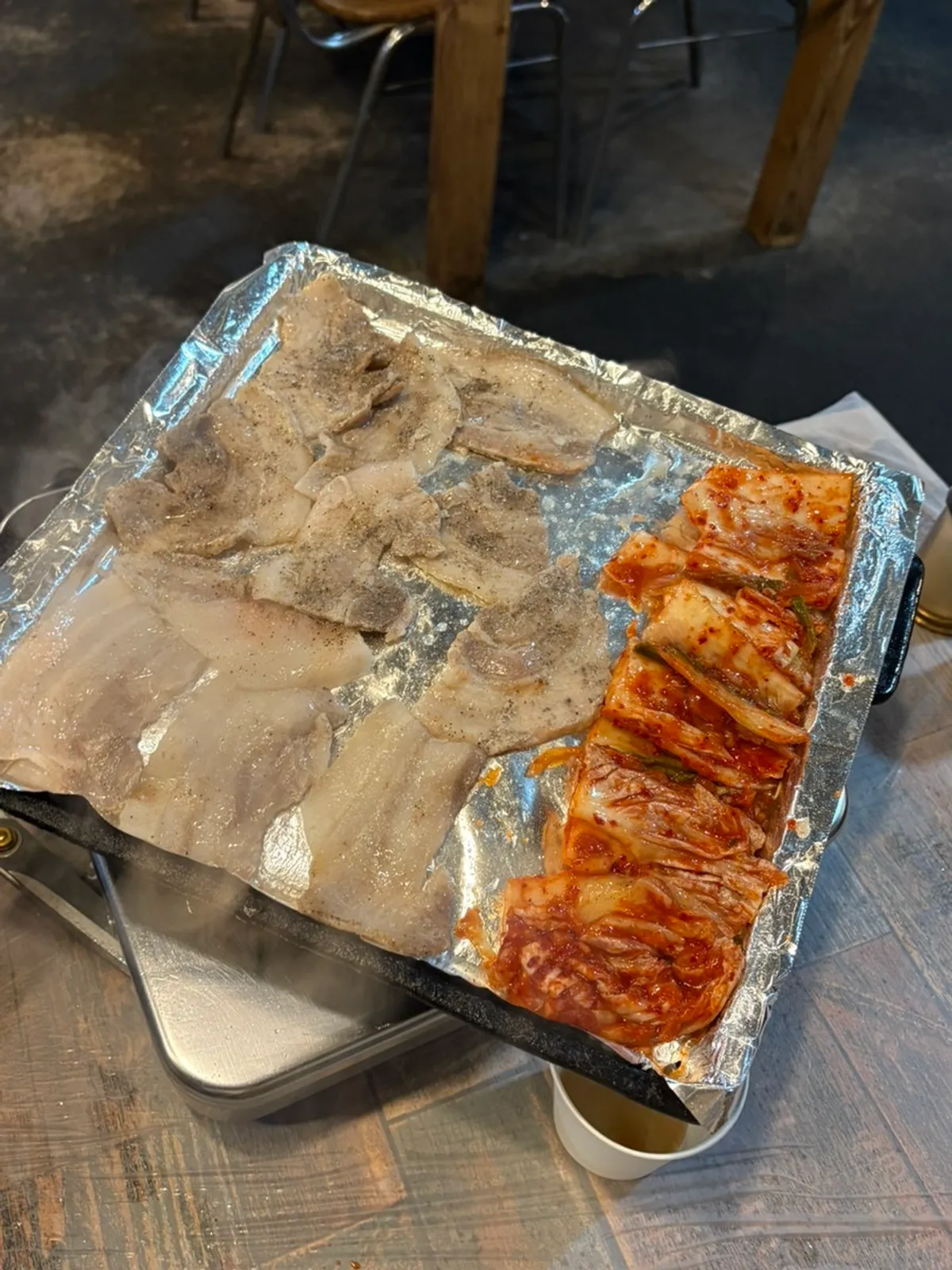 불판에서 익어가는 국내산 급냉 삼겹살
