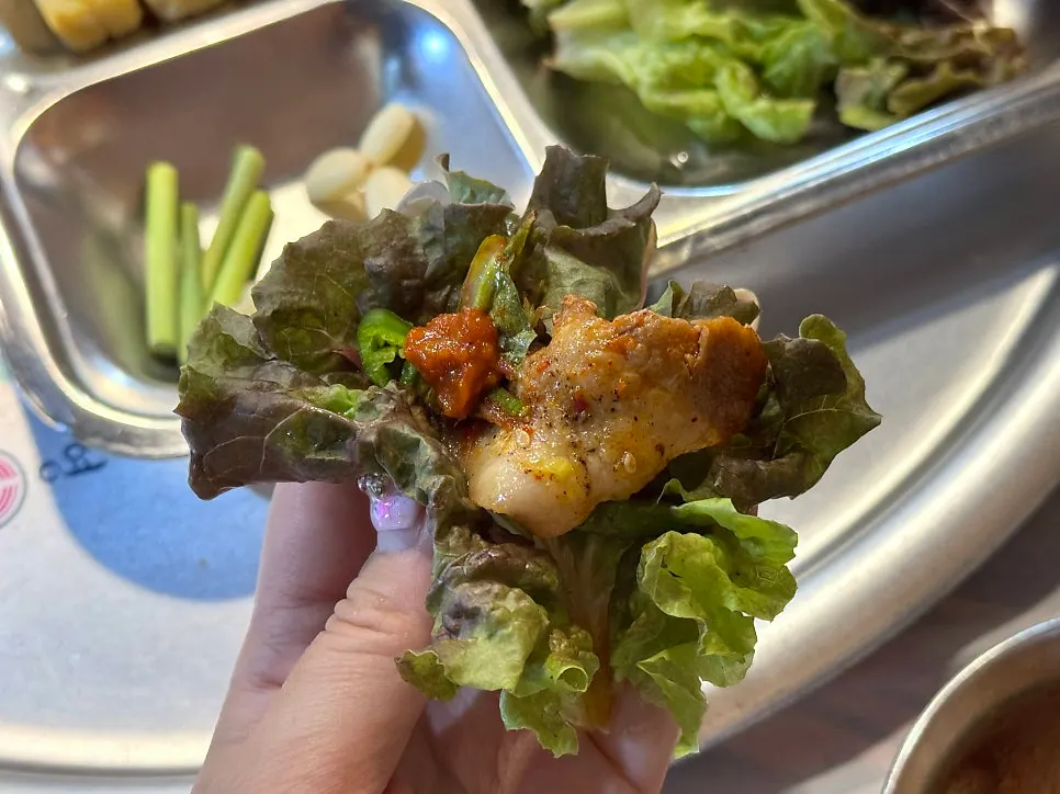 Frozen pork belly eaten with green onion salad