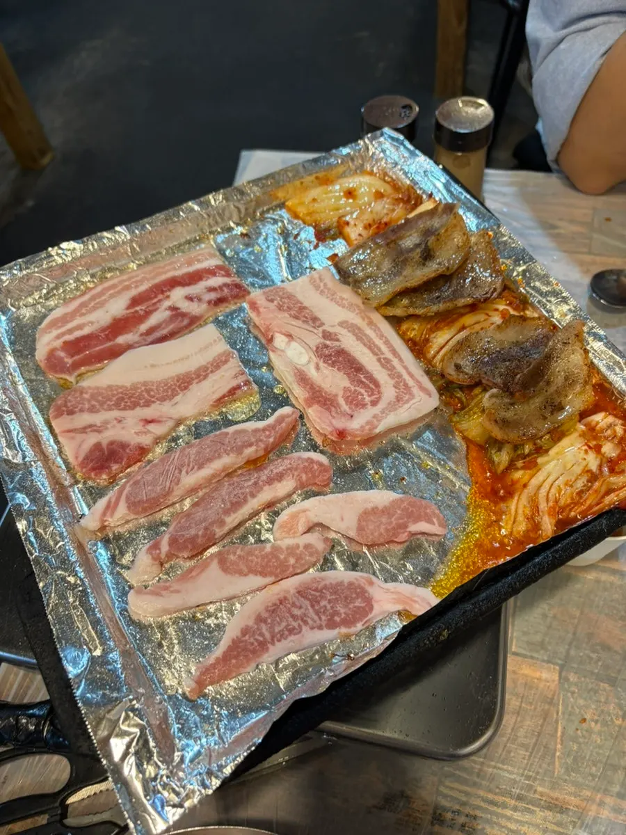 Lettuce wrap with grilled kimchi and frozen samgyeopsal