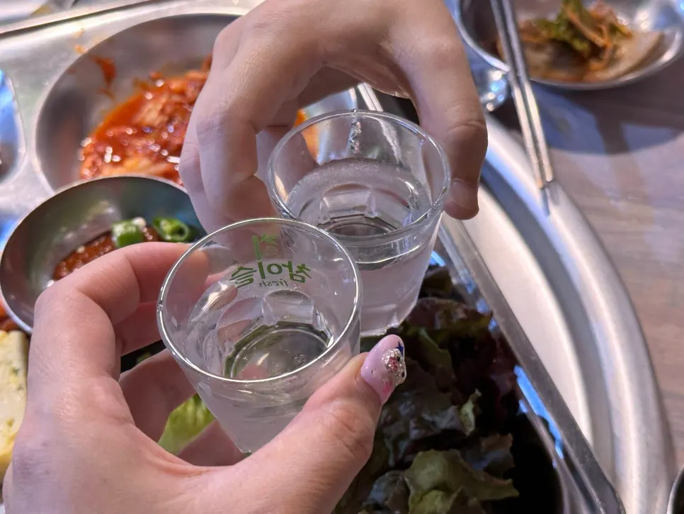 Drinks served alongside the grilled meat