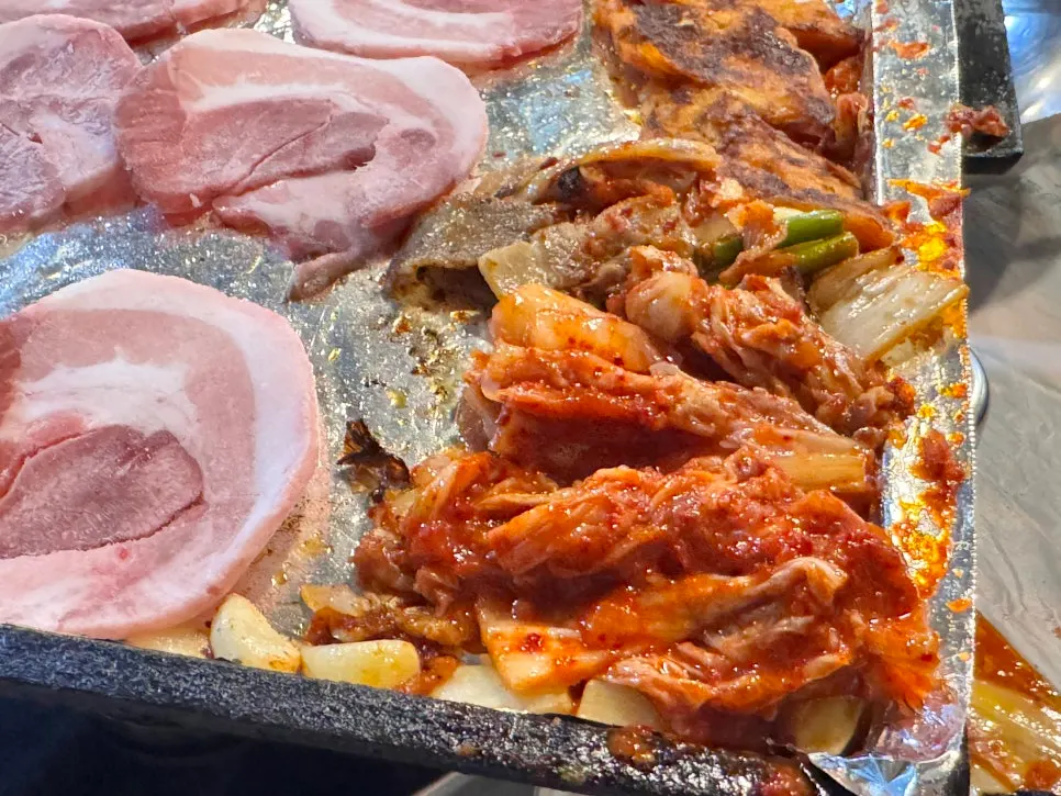 Kkodeulsal and kimchi pancake grilling on the pan