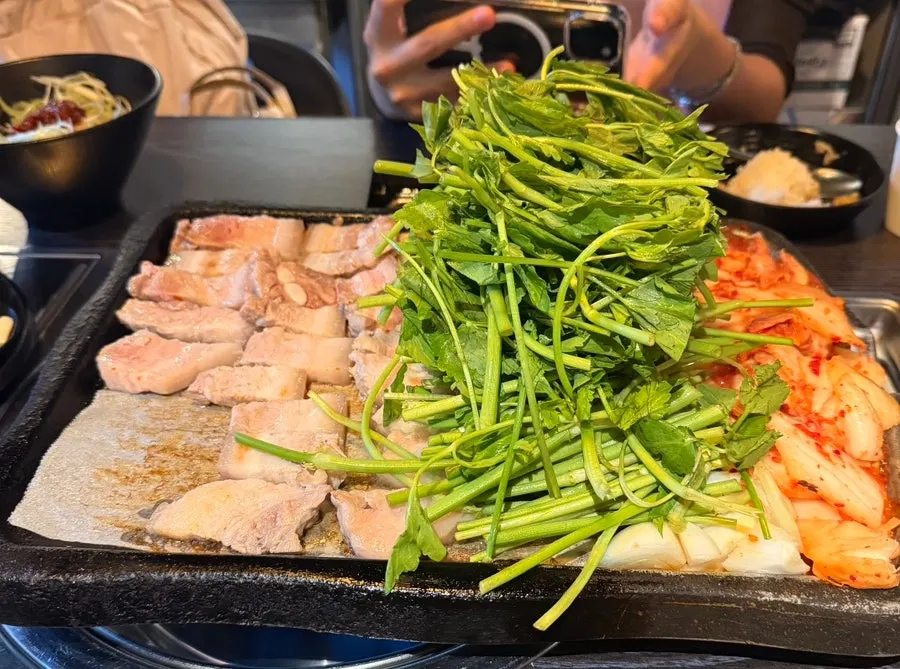 스마일삼겹 본점 상차림에 함께 나온 쌈과 채소