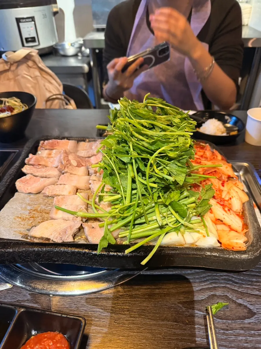 불판에서 익고 있는 김치 미나리 오겹살 2인분