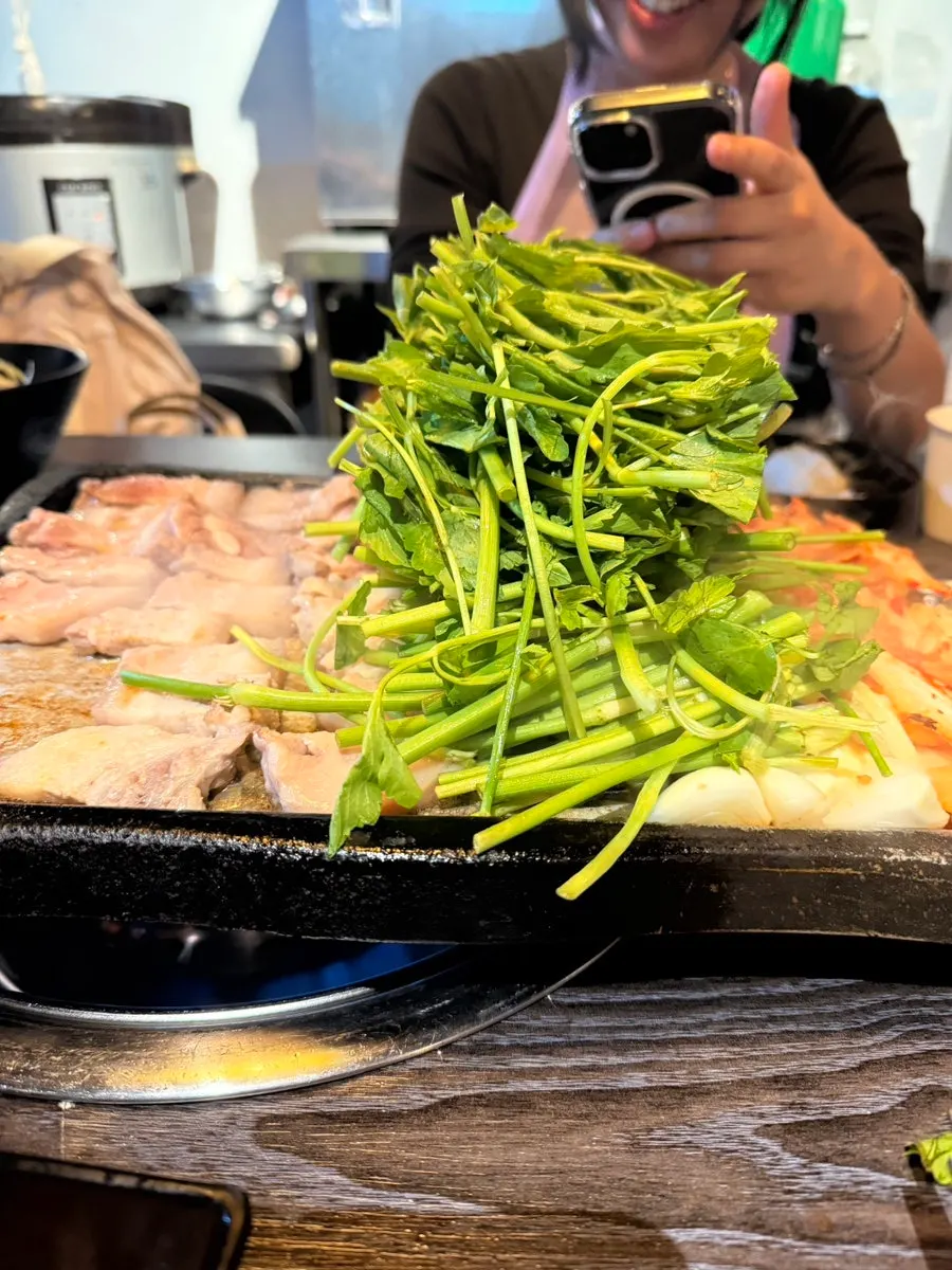 오겹살 기름에 노릇하게 구워지는 김치
