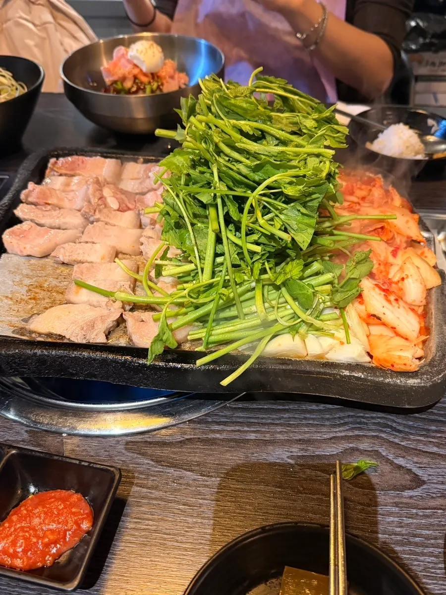 스마일삼겹 본점 불판 위 미나리 가득한 오겹살