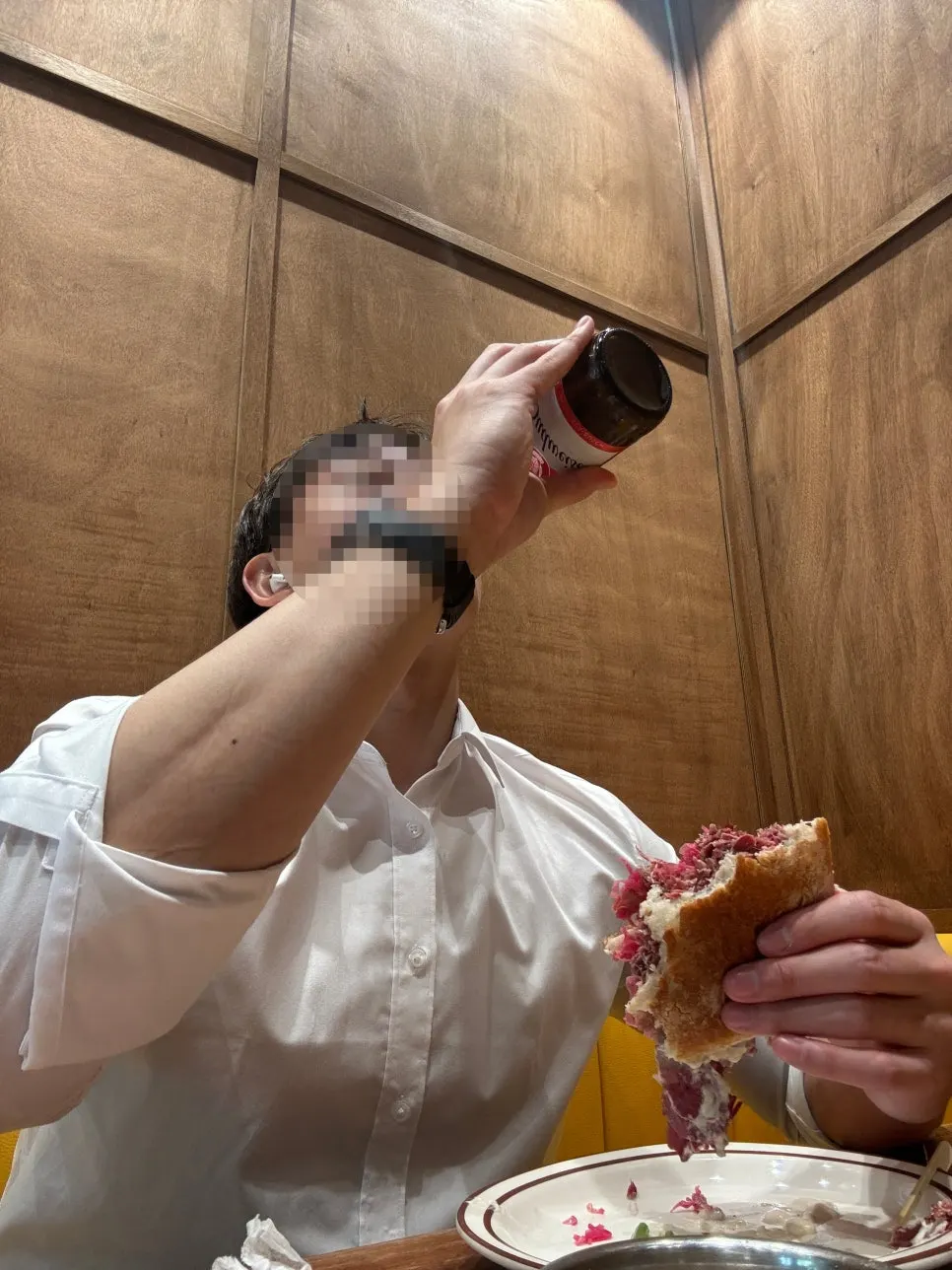샌드위치와 맥주를 든 식사 장면
